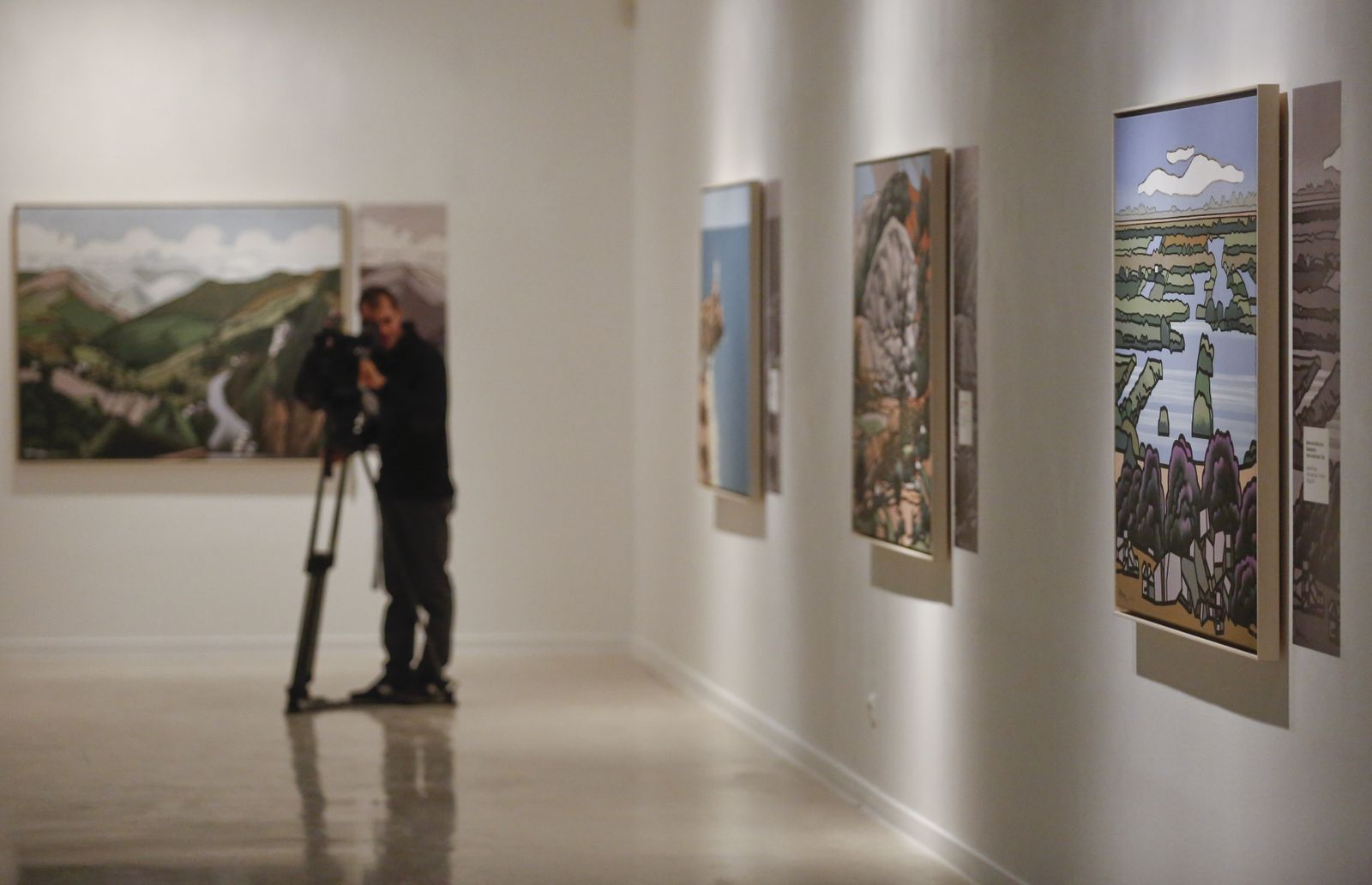 Eugenio Chicano ante 'Olivares de Andújar (Jaén)'.