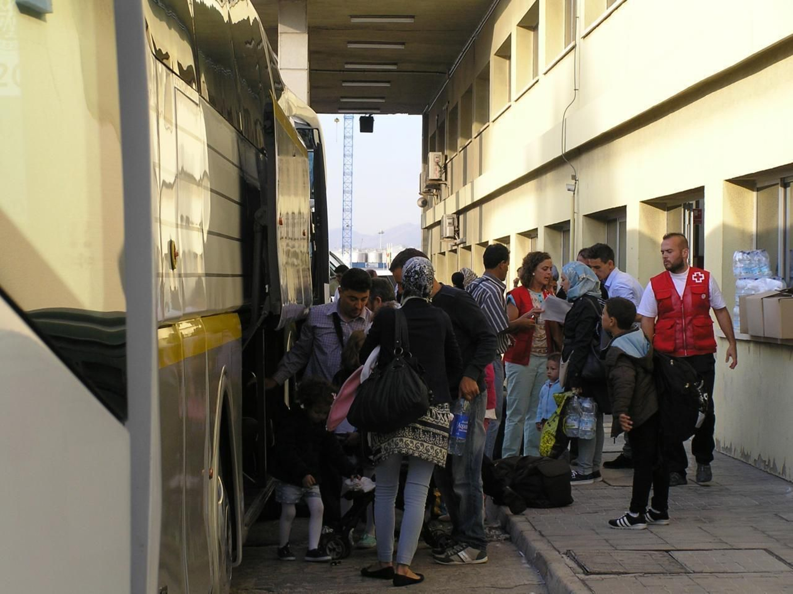 Refugiados llegan al puerto, en una imagen de archivo