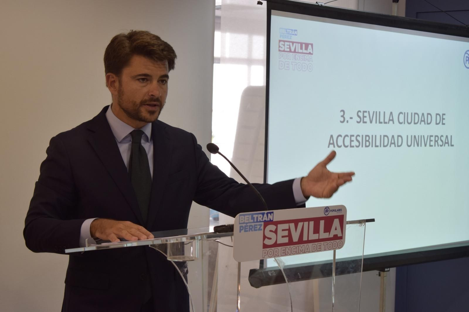 El candidato del  PP Beltrán Pérez, en el centro coworking de la calle Rioja.