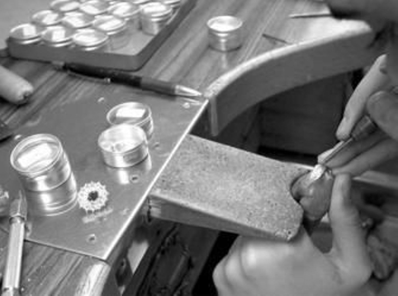 Un trabajador de un taller joyero cordobés elabora una pieza.