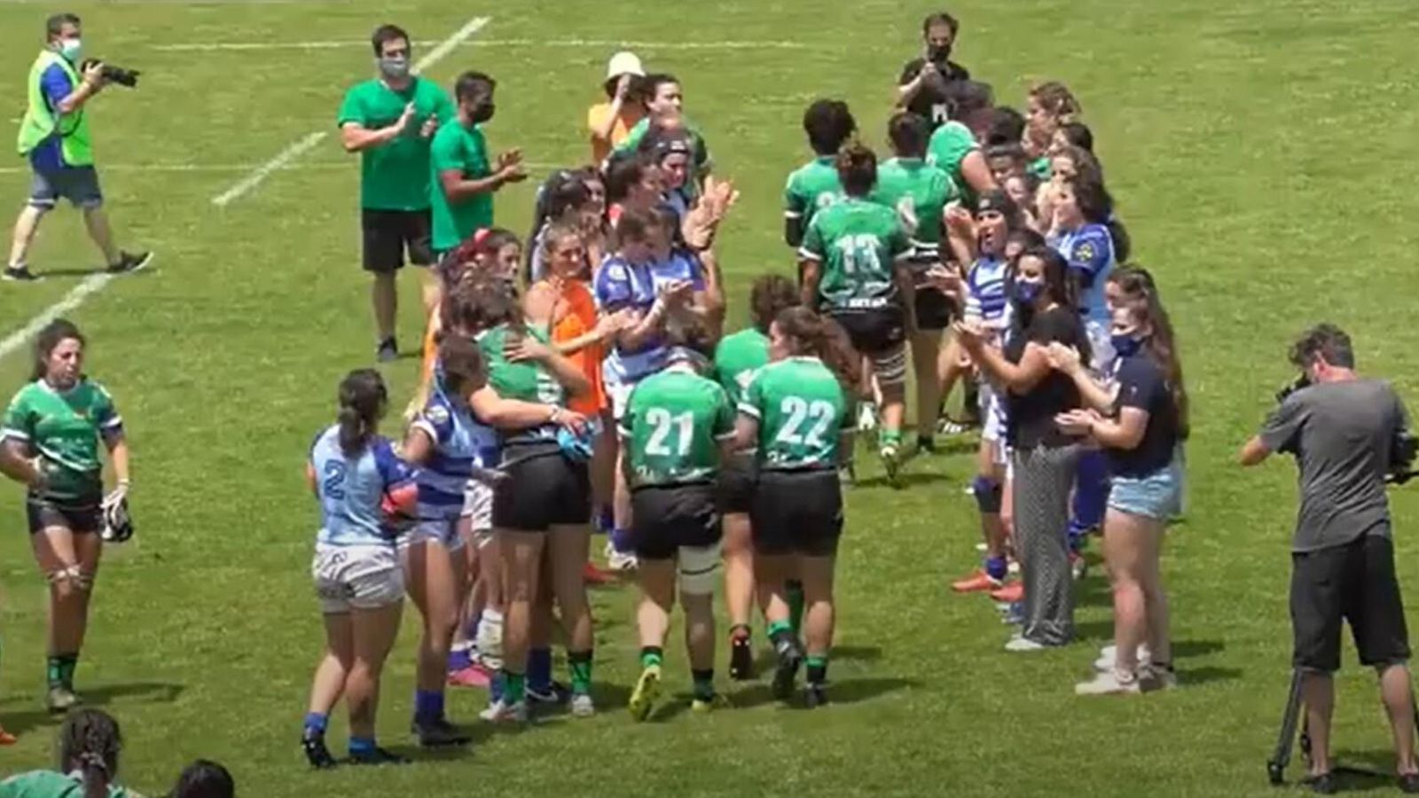 Las jugadoras del Completense Cisneros le realizan el pasillo final al Corteva Cocos.