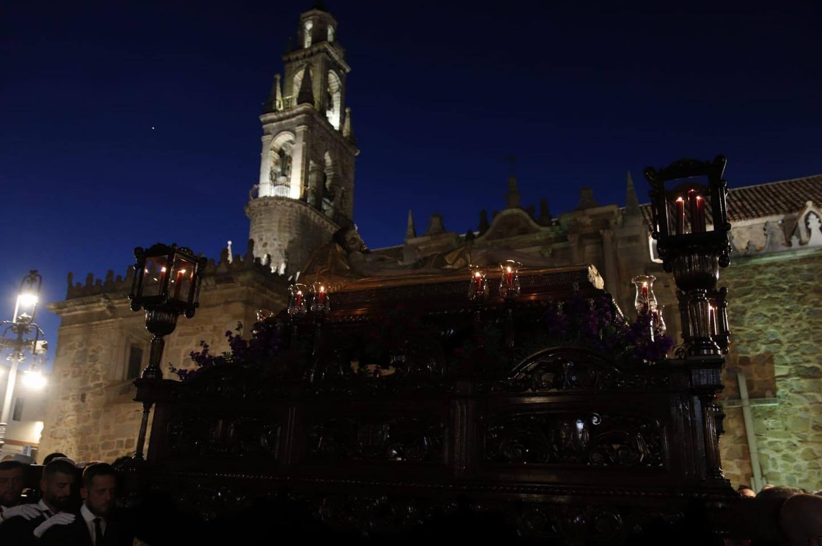 Viernes Santo en Hinojosa: Silencio ante el santo Sepulcro