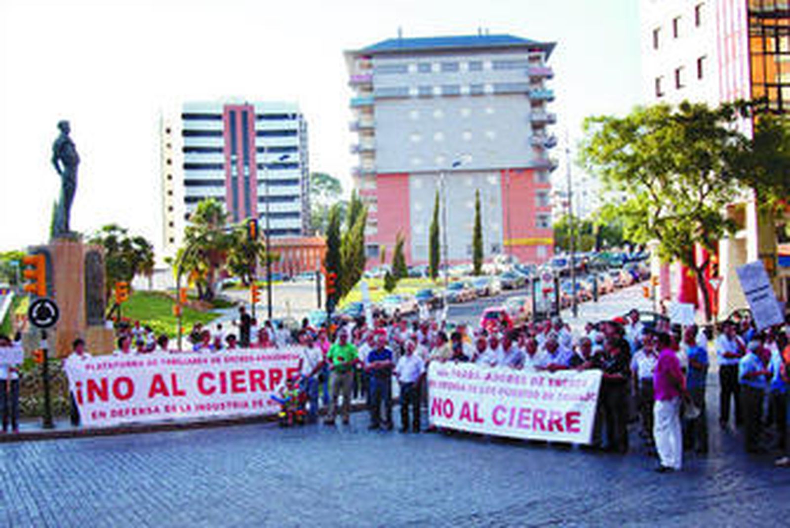 Protesta de los trabajadores de Ercros, ayer ante la estatua del Litri.