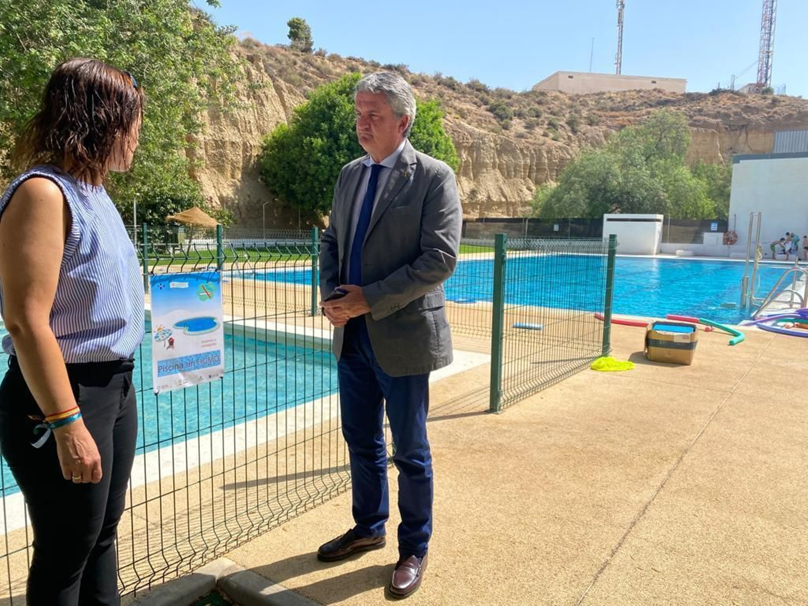 El delegado de Salud visita la piscina de Benahadux que este verano se ha adherido a la red espacios sin humo