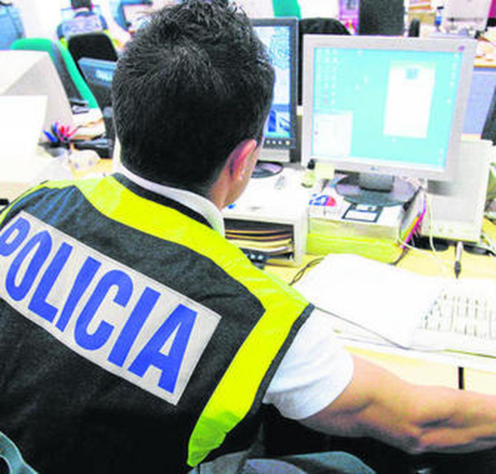 Un policía realiza una investigación sobre pornografía infantil en internet.