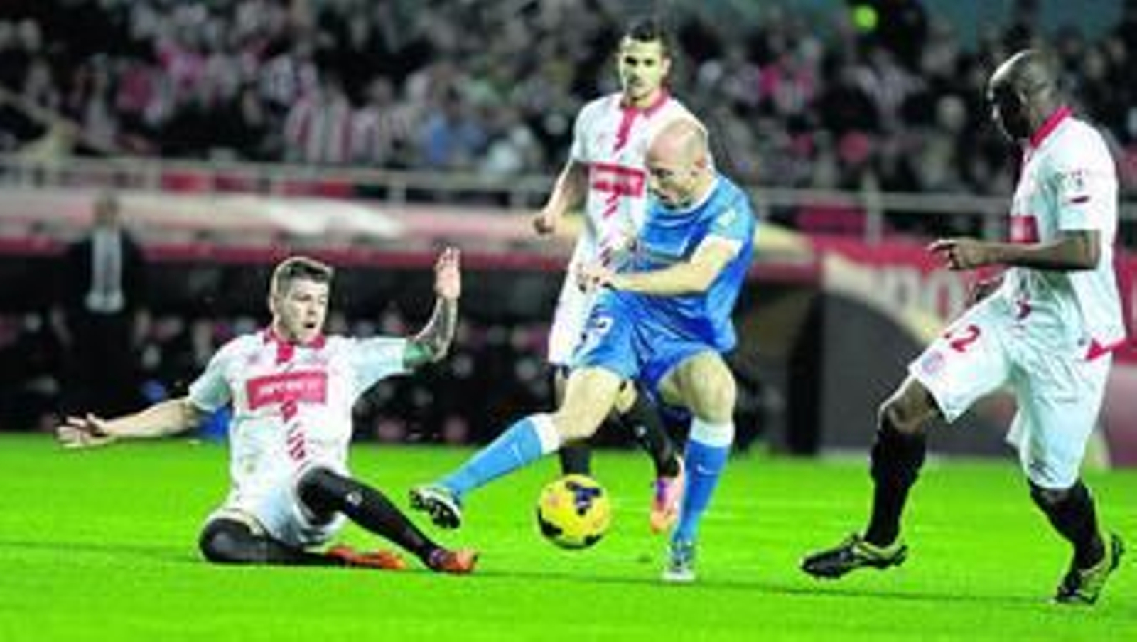 Alberto Moreno se lanza ante Toquero con M'Bia a la expectativa y Vitolo en segundo plano.