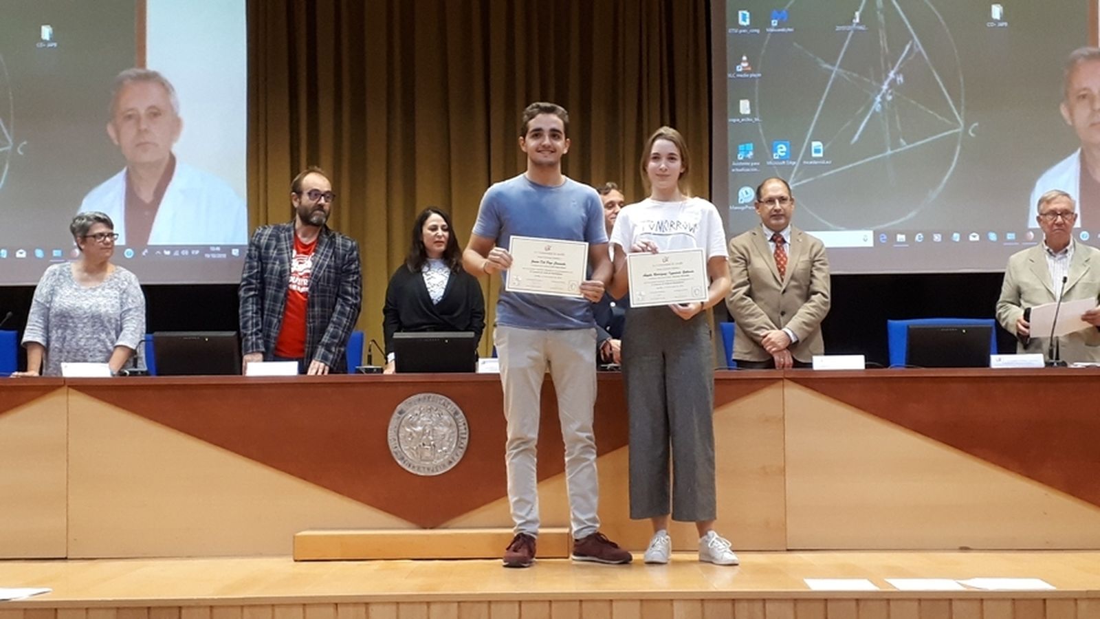 Acreciditación de dos de los estudiantes sevillanos como ganadores de la fase de preselección.