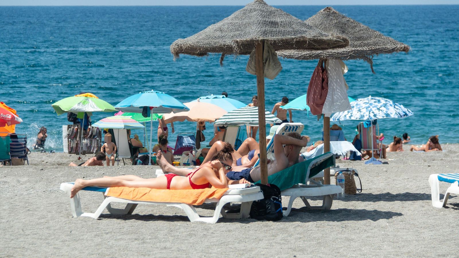 Varias personas disfrutando de la jornada de playa
