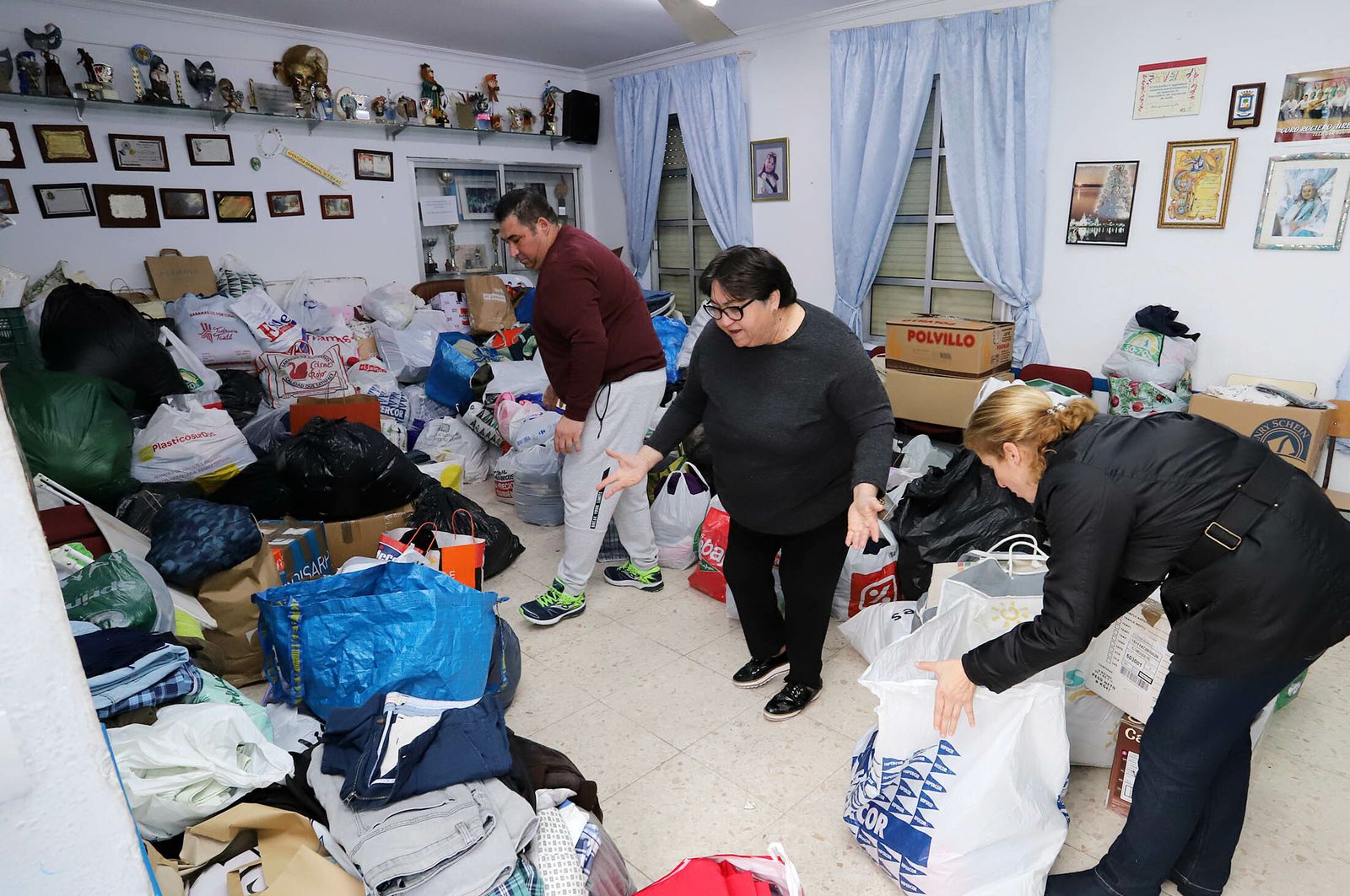 Imágenes de la colecta solidaria para la familia afectada por el incendio en la Hispanidad