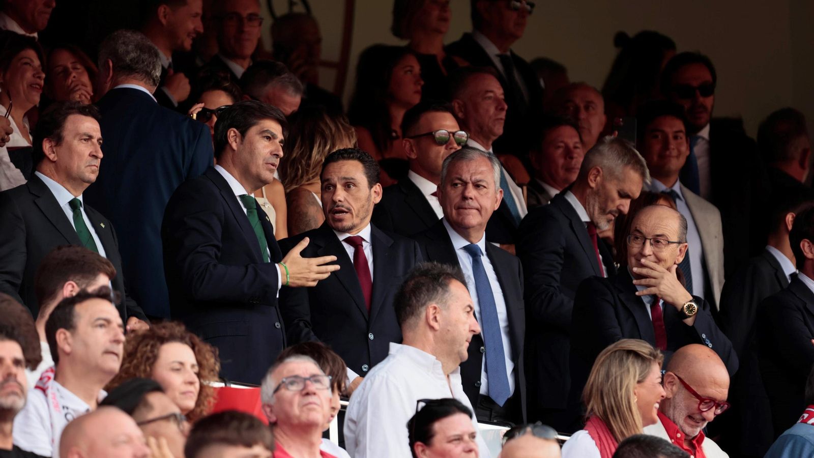El presidente del Betis, Ángel Haro, y el vicepresidente, José Miguel López Catalán, en el palco del Ramón Sánchez-Pizjuán.