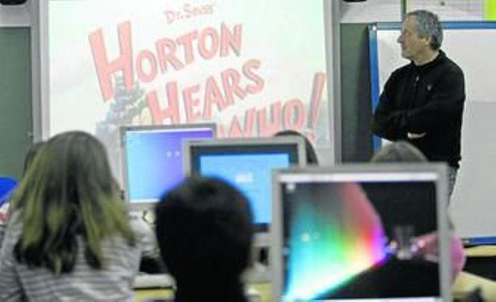 Un maestro del colegio Genil muestra a sus alumnos las ventajas de la nueva pizarra digital.