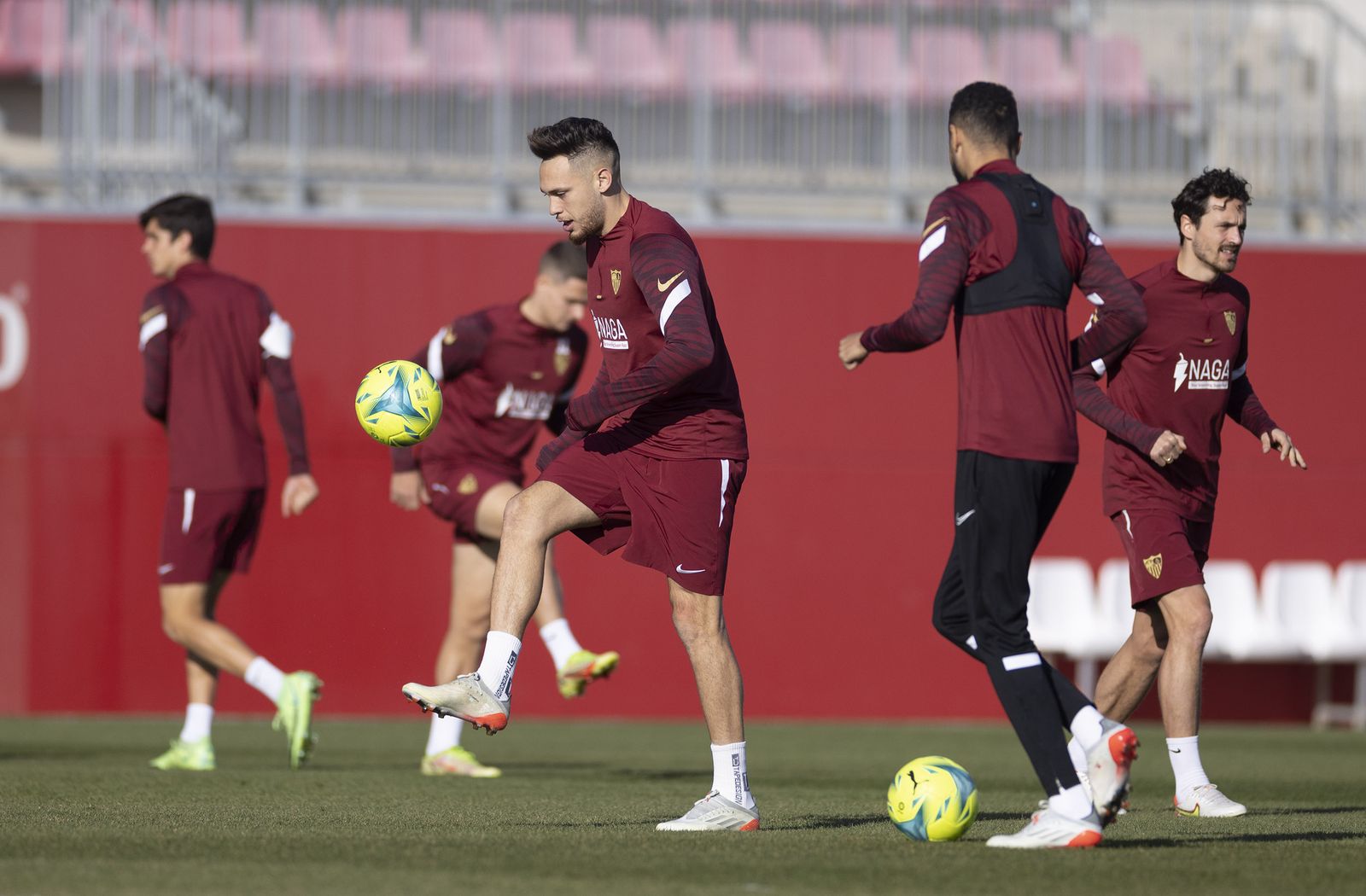 Ocampos maneja el balón ante En-Nesyri y Delaney, que hoy debe relevar a Fernando.