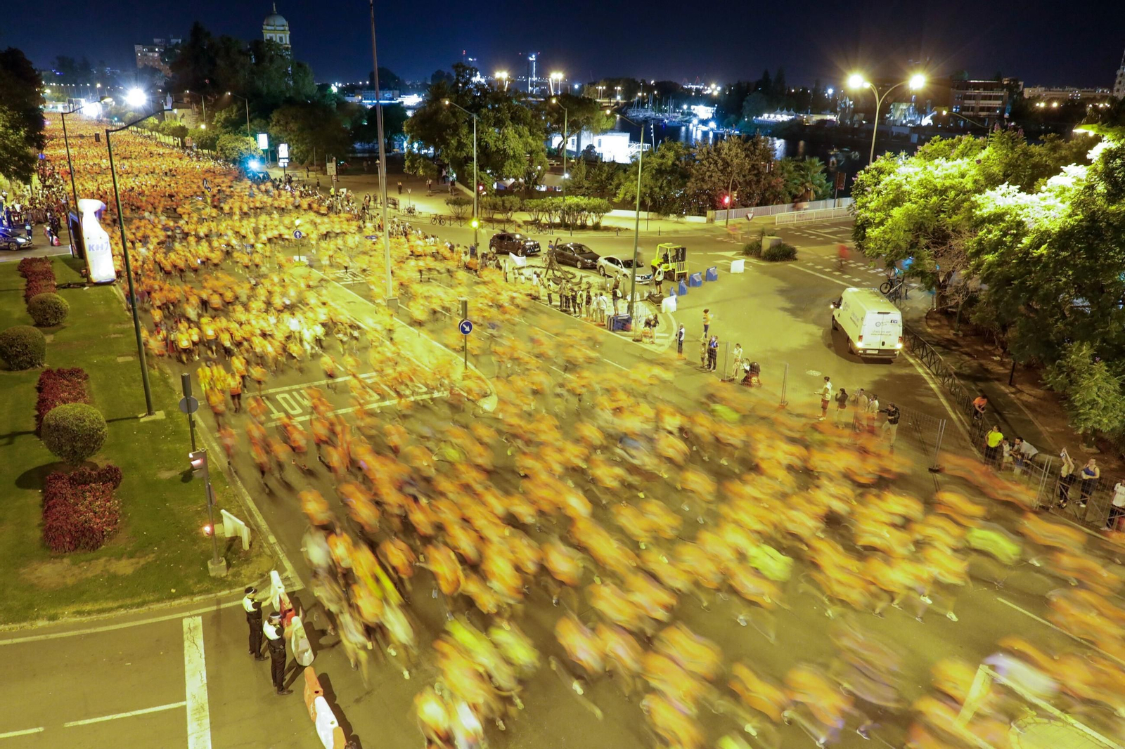 Una imagen aérea de la carrera Nocturna del Guadalquivir el año pasado.