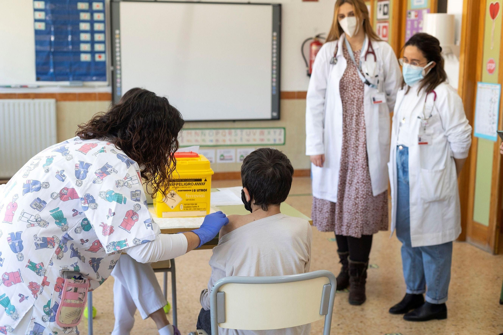 Personal sanitario durante la vacunación Covid en un centro educativo.