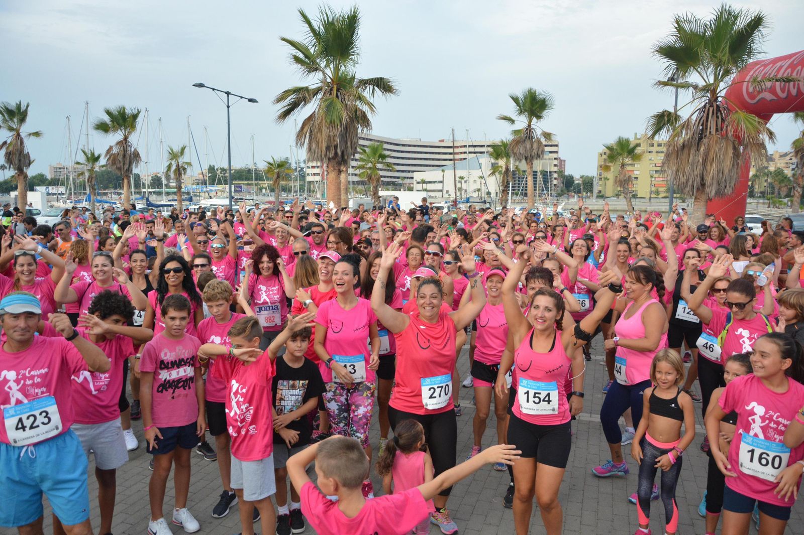 Los participantes inscritos en la prueba, instantes antes de la salida de la carrera.