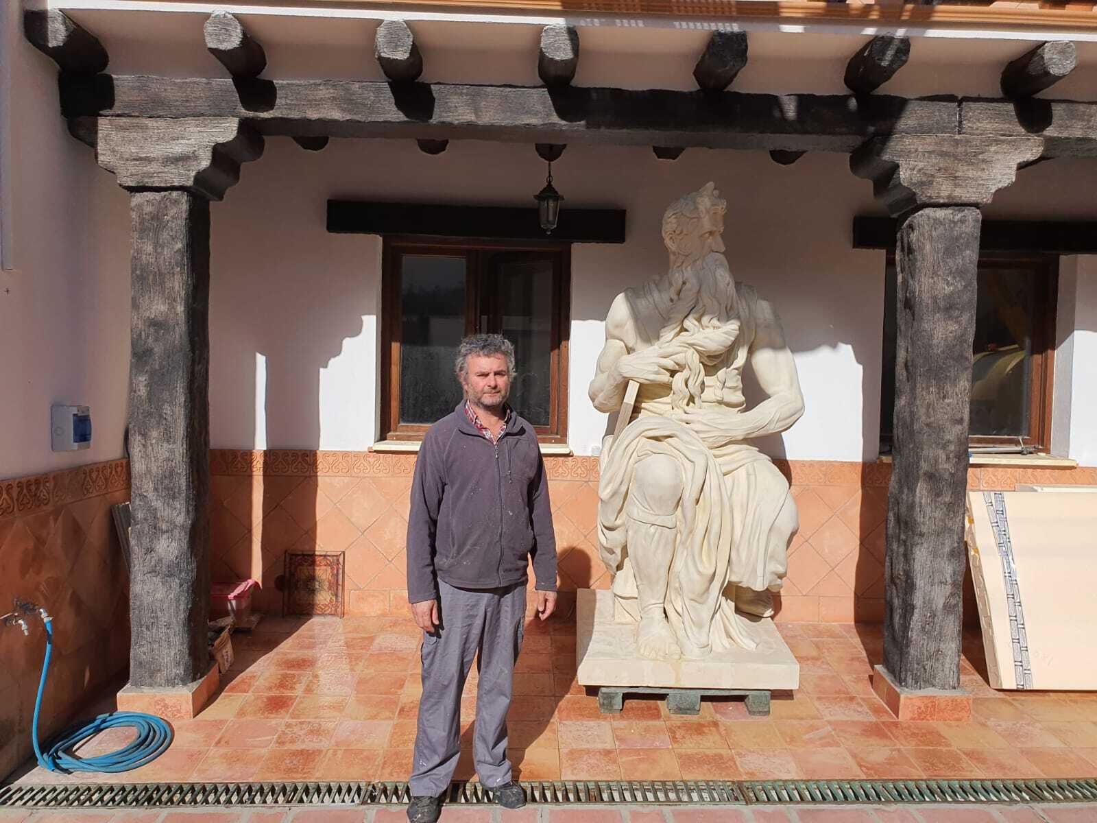 Moisés Muñiz en su taller.