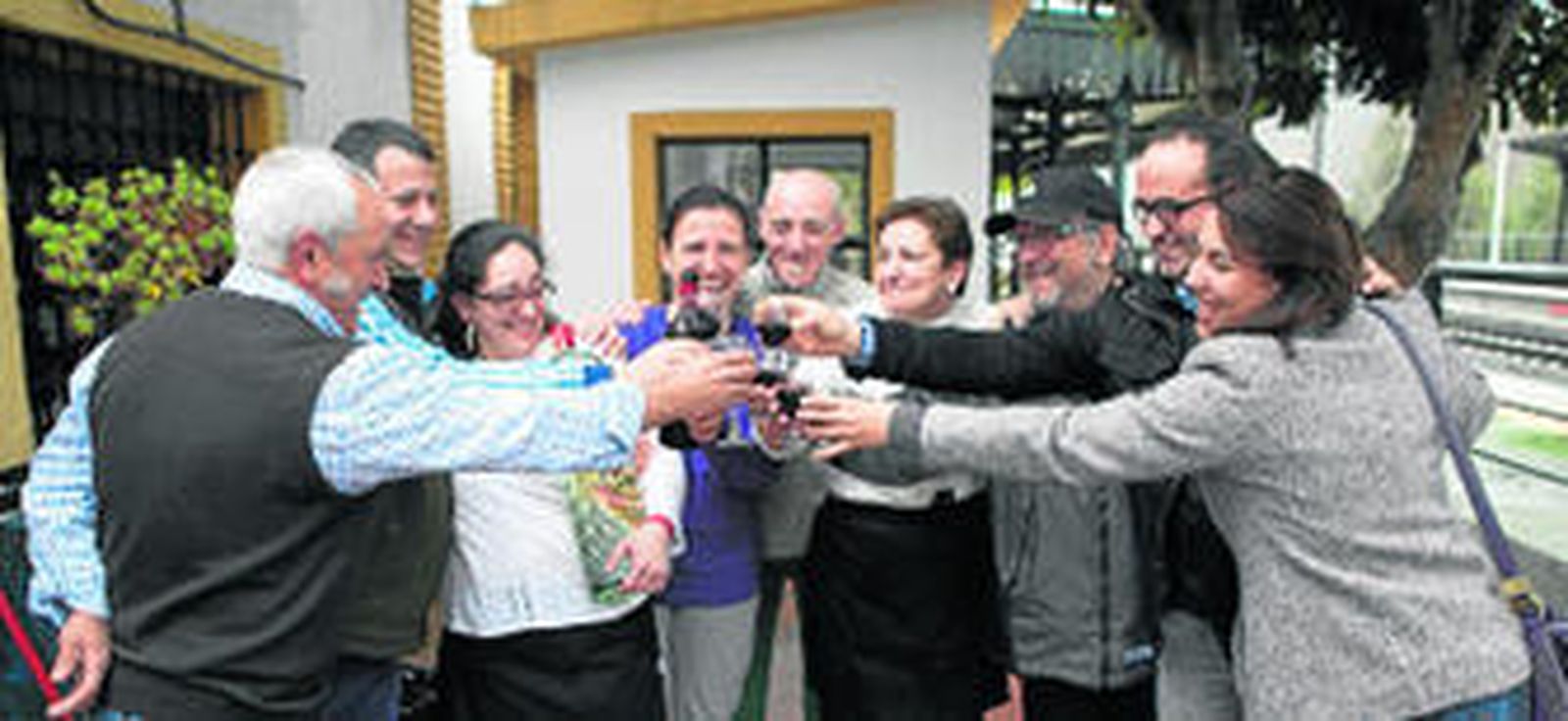 Los premiados, en plena celebración en la calle.