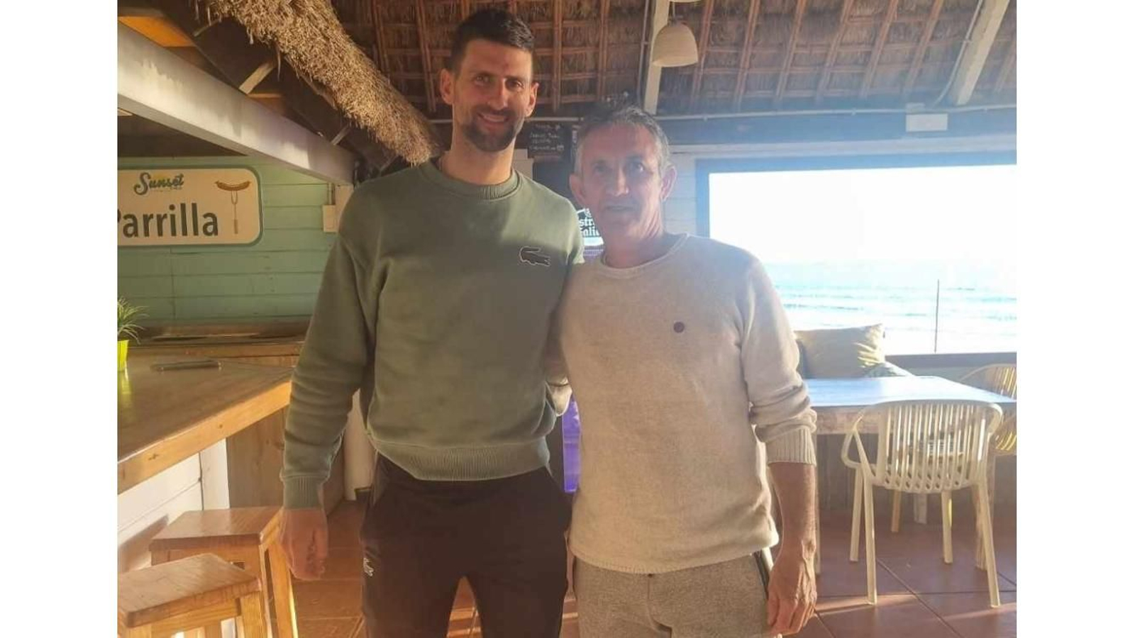 Novak Djokovic, junto a José Antonio Perea, propietario del chiringuito Sunset de Bolonia. Novak Djokovic, junto a José Antonio Perea, propietario del chiringuito Sunset de Bolonia.