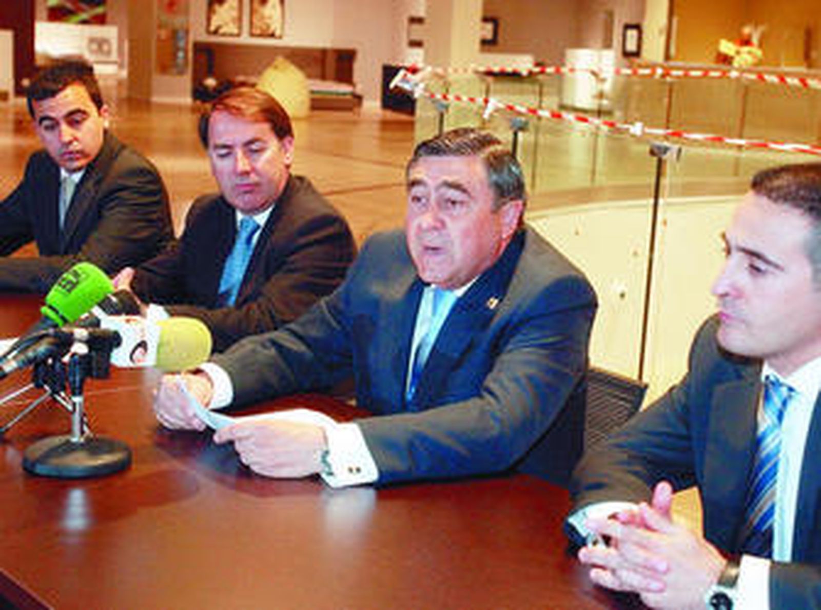 Francisco León, en el centro, explica las características del nuevo establecimiento.