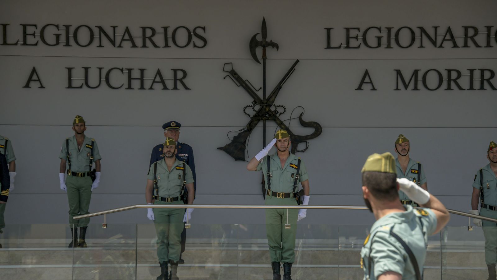 Desfile militar en la Plaza de Armas de la Base Álvarez de Sotomayor