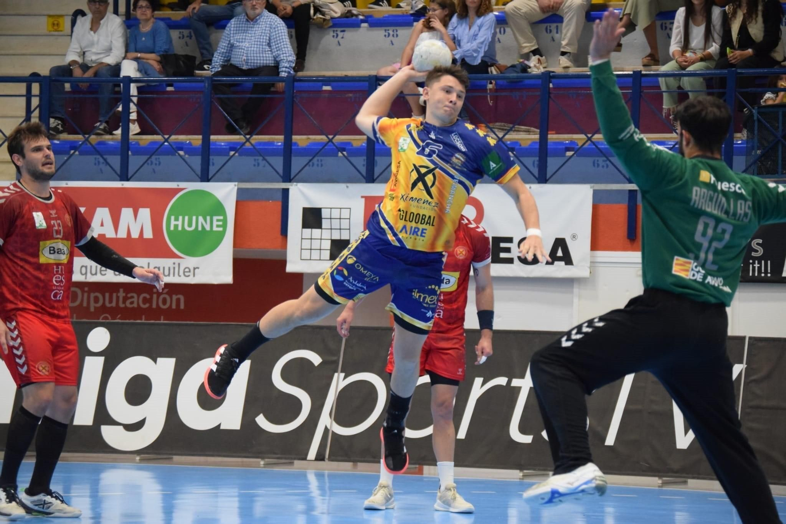 Tincho Jung, jugador del Ángel Ximénez, disparando.