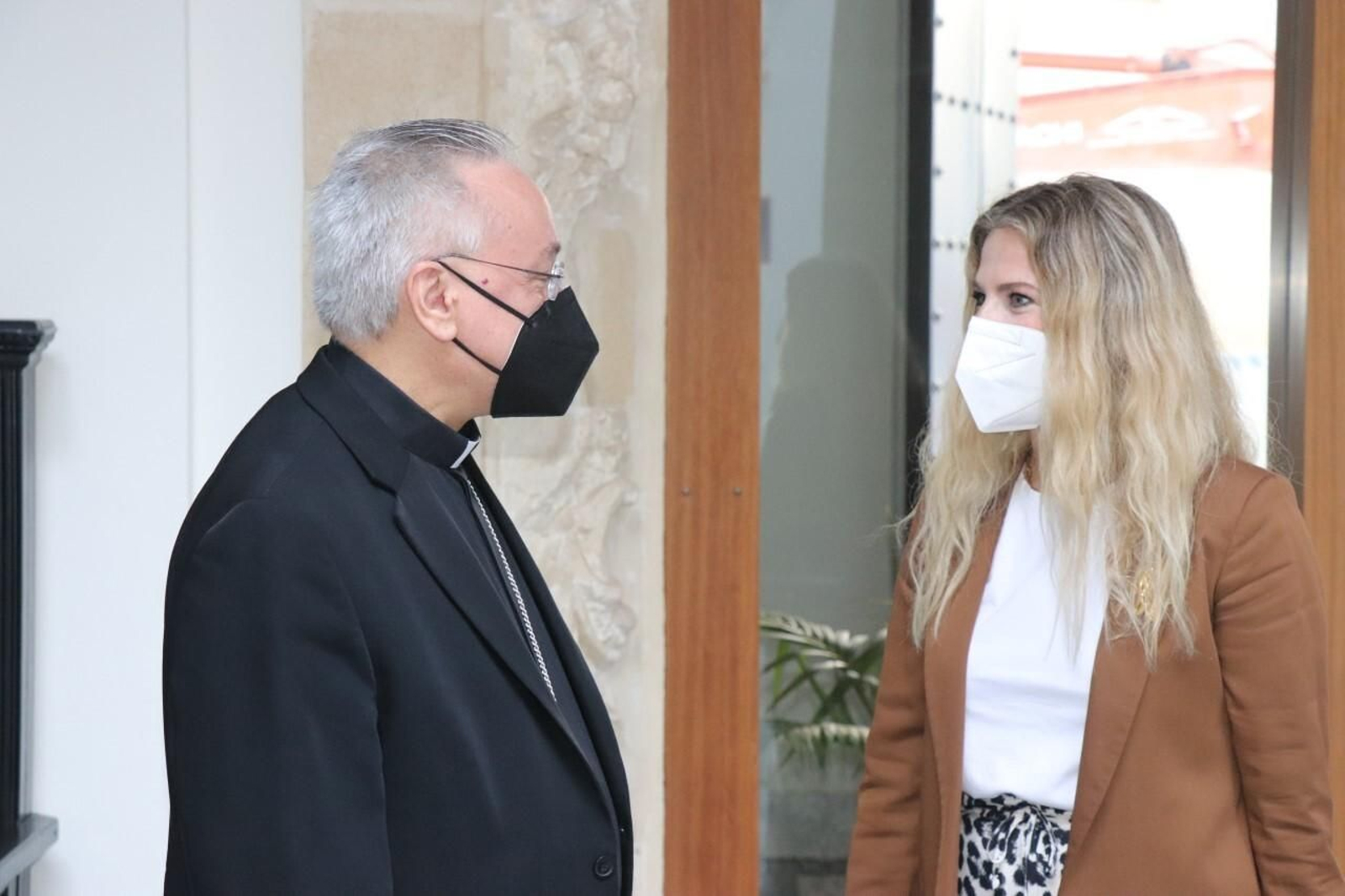 Ana Mestre, con monseñor Rico Pavés.