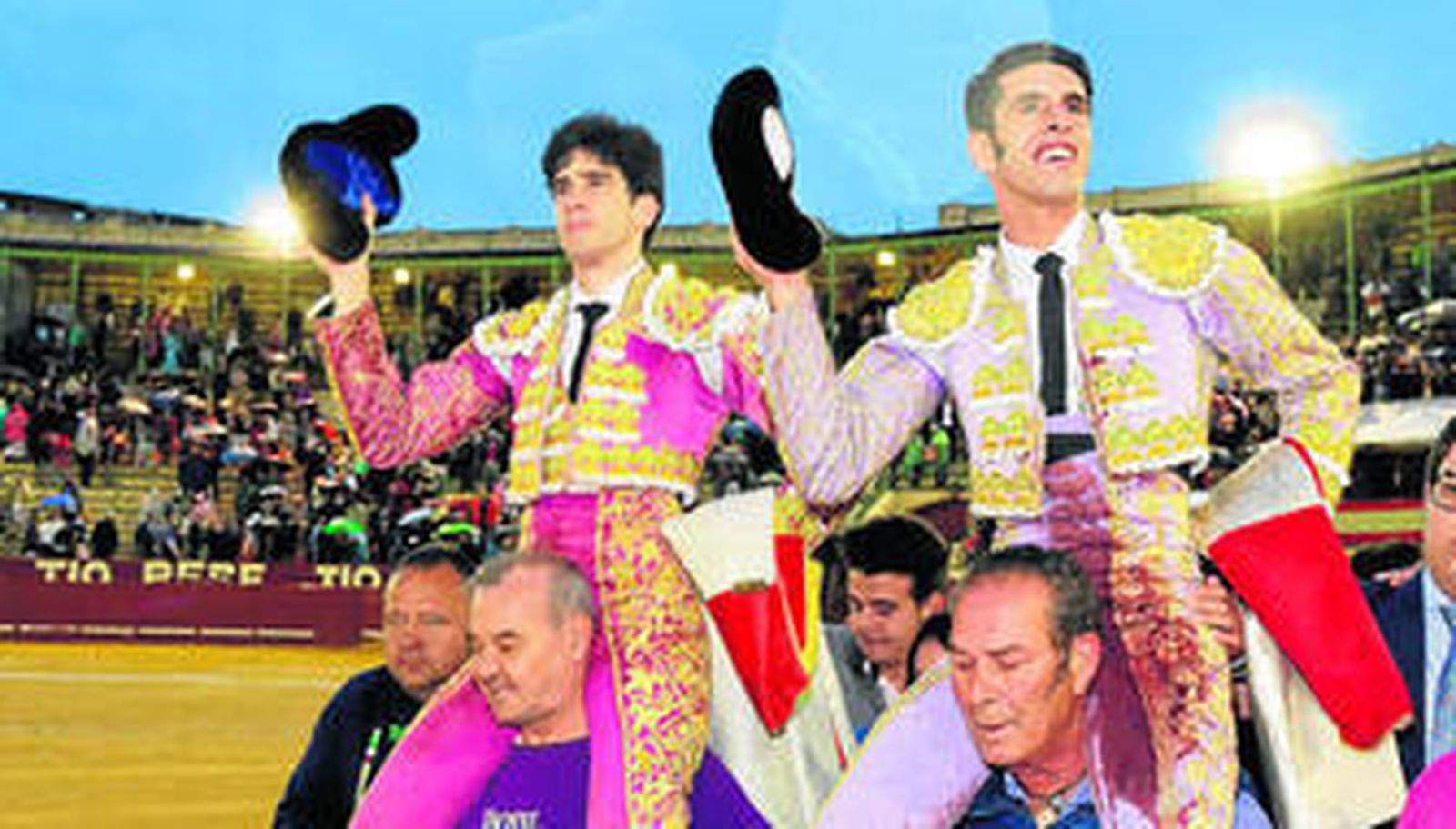 López Simón indulta un toro y sale a hombros con Talavante