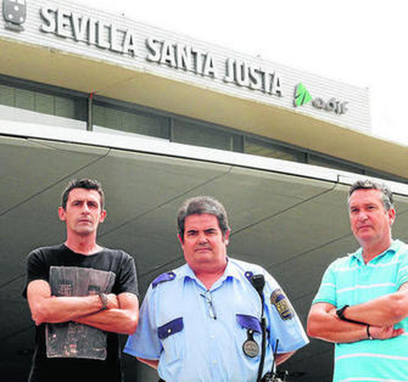 Los vigilantes César Grueso, José Luis Menchón y Carlos Jiménez.