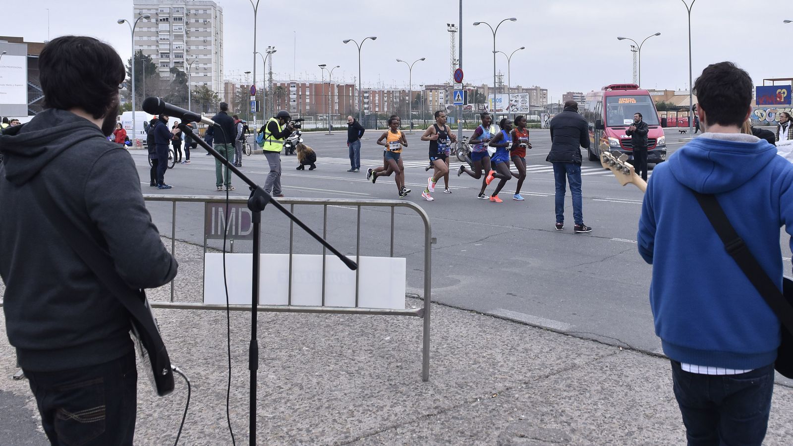 Uno de los puntos de animación musical en una edición pasada del Maratón de Sevilla.