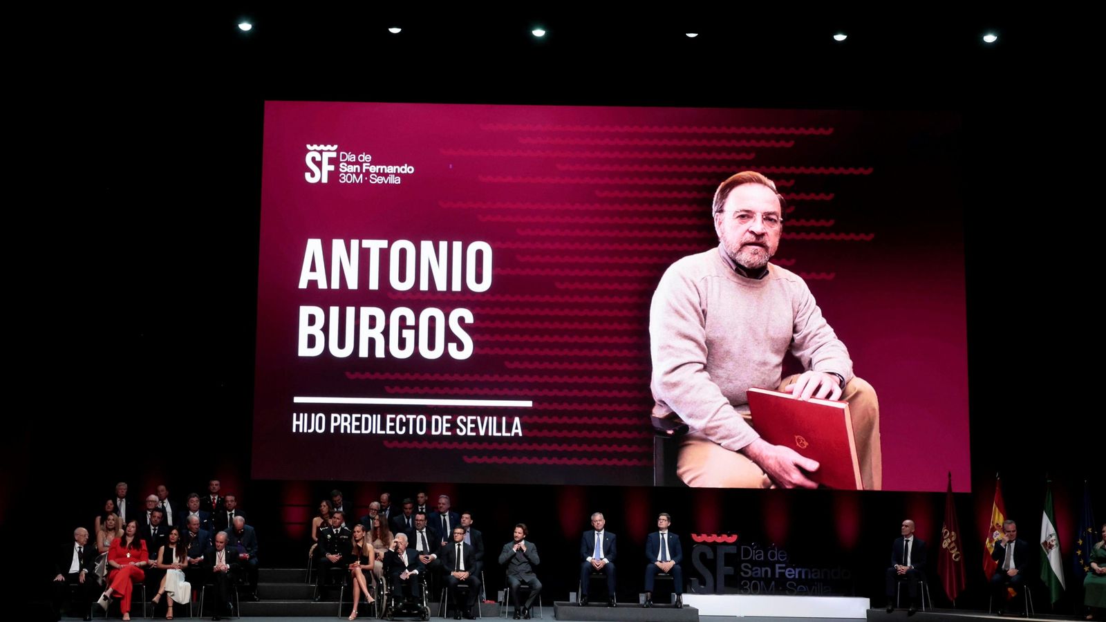 Momento en que se concede la distinción, a título póstumo, de Hijo Predilecto a Antonio Burgos.