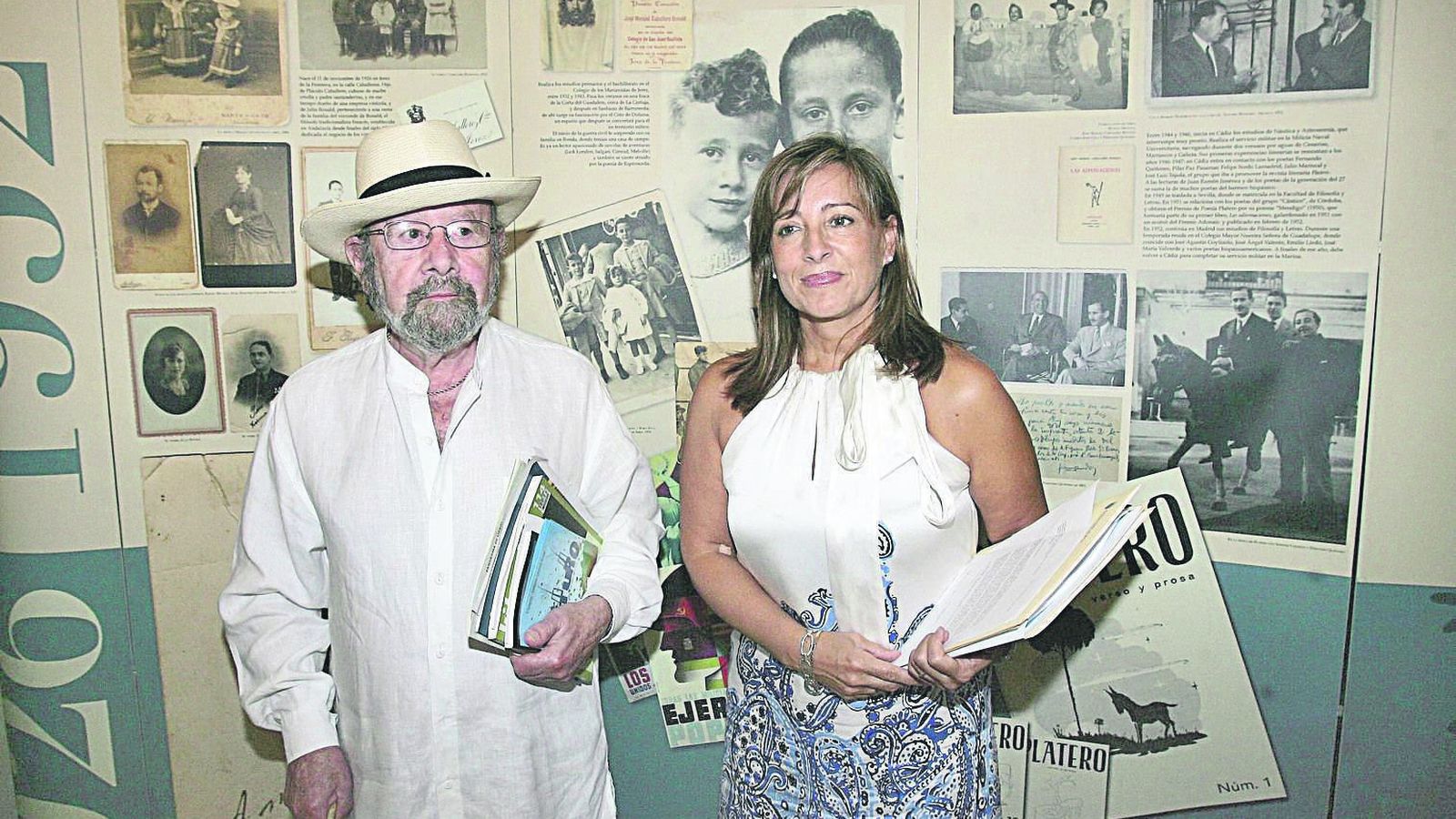 Pilar Sánchez, con José Manuel Caballero Bonald en septiembre de 2008.