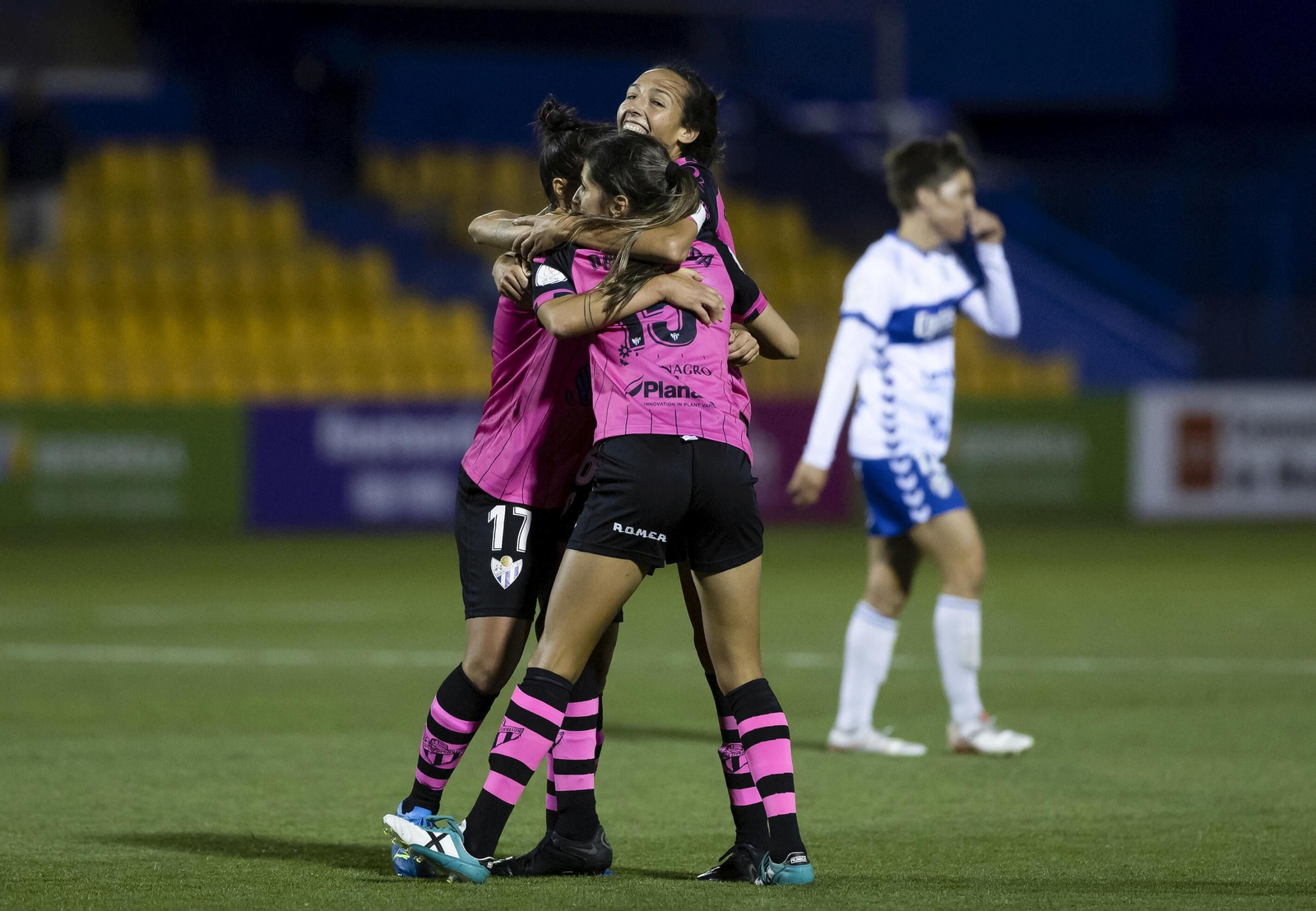 Jugadoras del Sporting celebran la victoria en semifinales frente al Tenerife en la Copa de la Reina.