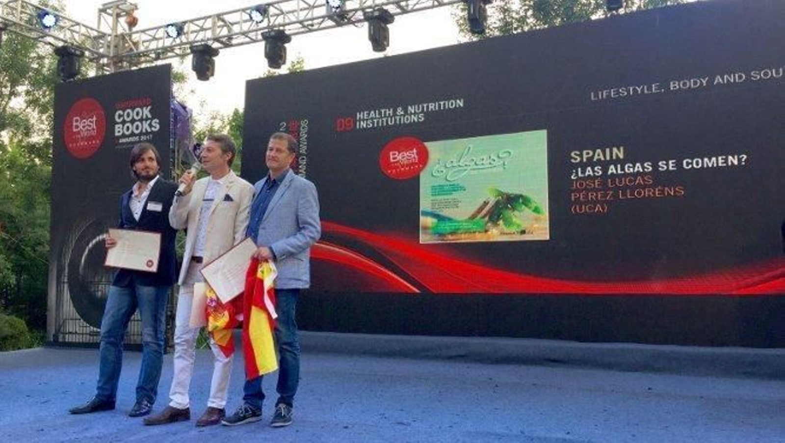 Momento de la recogida del galardón el domingo en la ciudad china de Yantai.