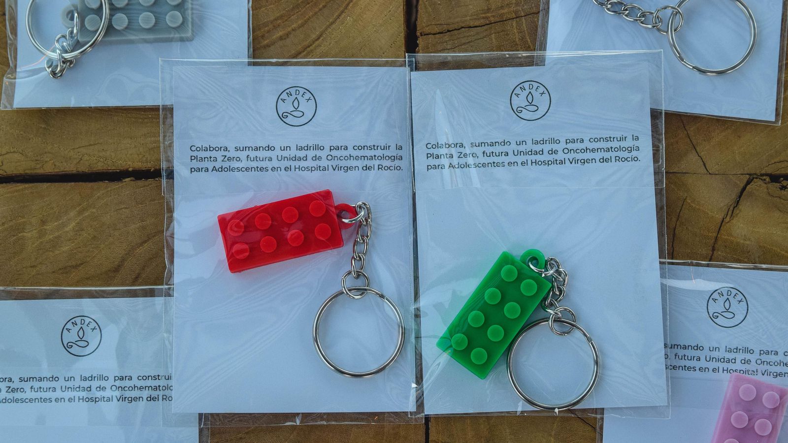 El detalle de los llaveros solidarios.