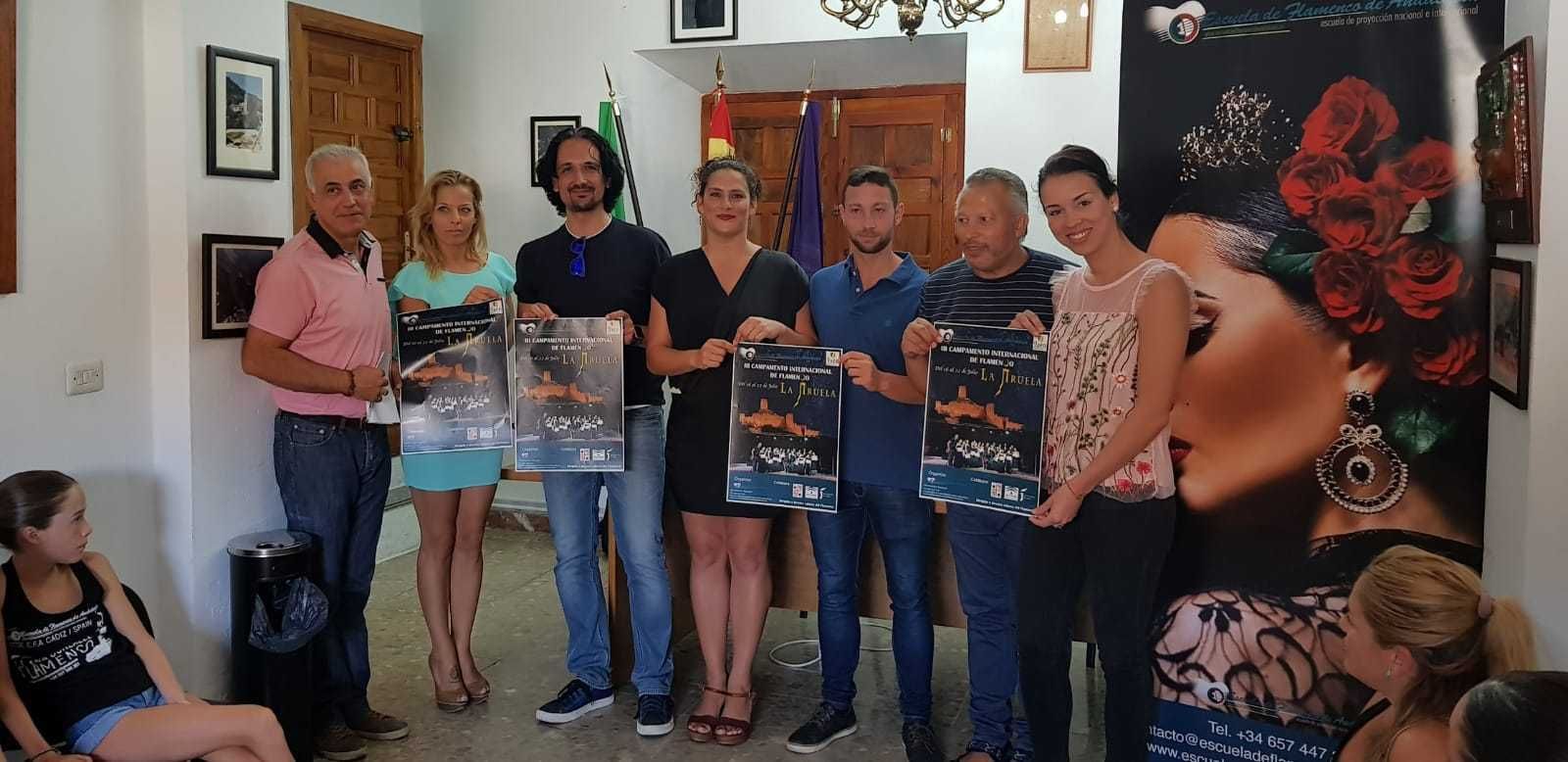 La bailaora Ana González, en el centro, en la presentación del espectáculo.