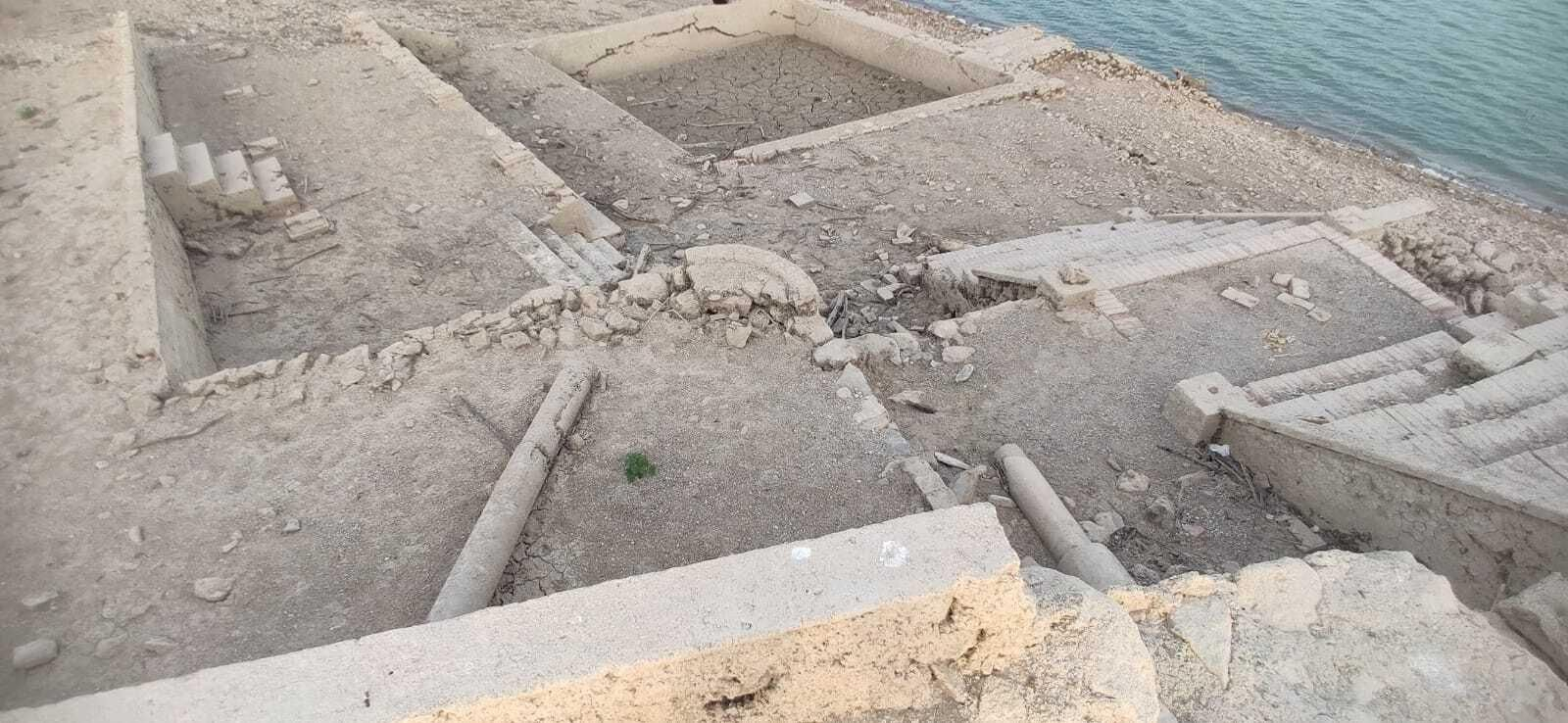 Un recorrido en fotografías por las ruinas que afloran en el pantano de Iznájar