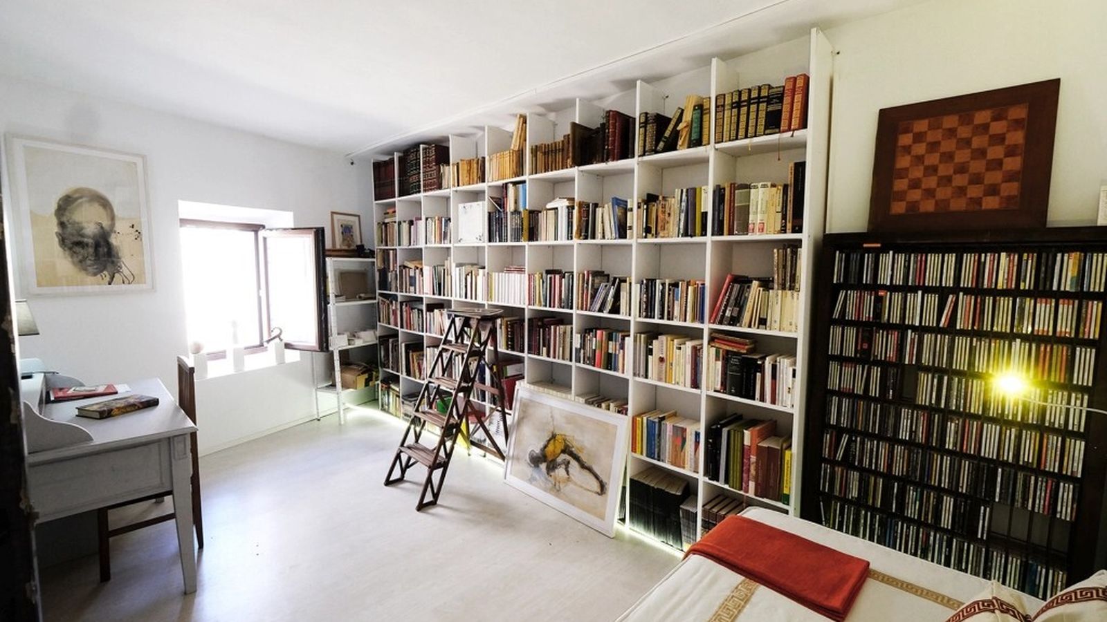 El dormitorio biblioteca alberga más de 1.000 volúmenes