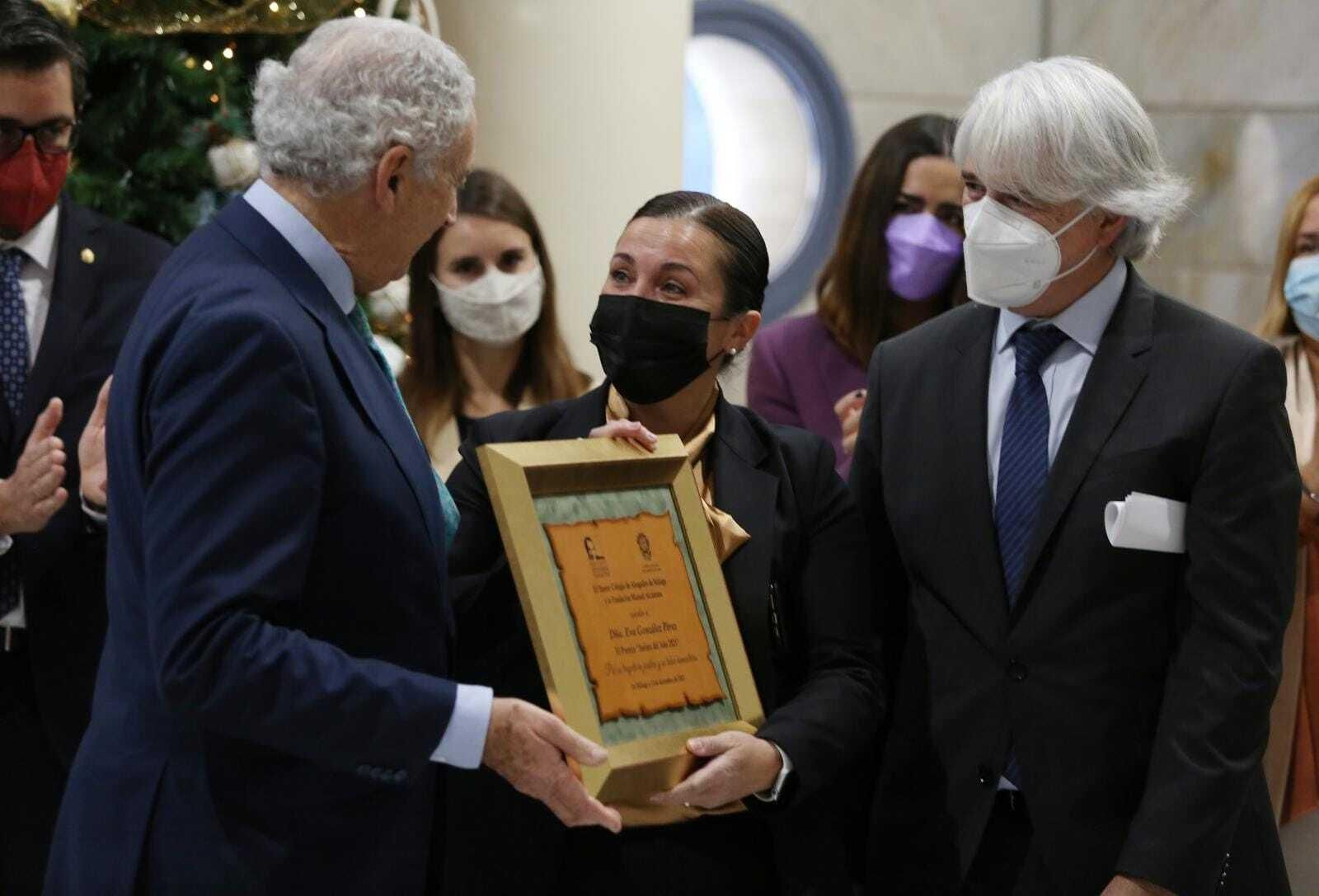Eva González Pérez recogiendo el Premio Jurista del Año otorgado por el Colegio de Abogados y la Fundación Manuel Alcántara Eva González Pérez recogiendo el Premio Jurista del Año otorgado por el Colegio de Abogados y la Fundación Manuel Alcántara