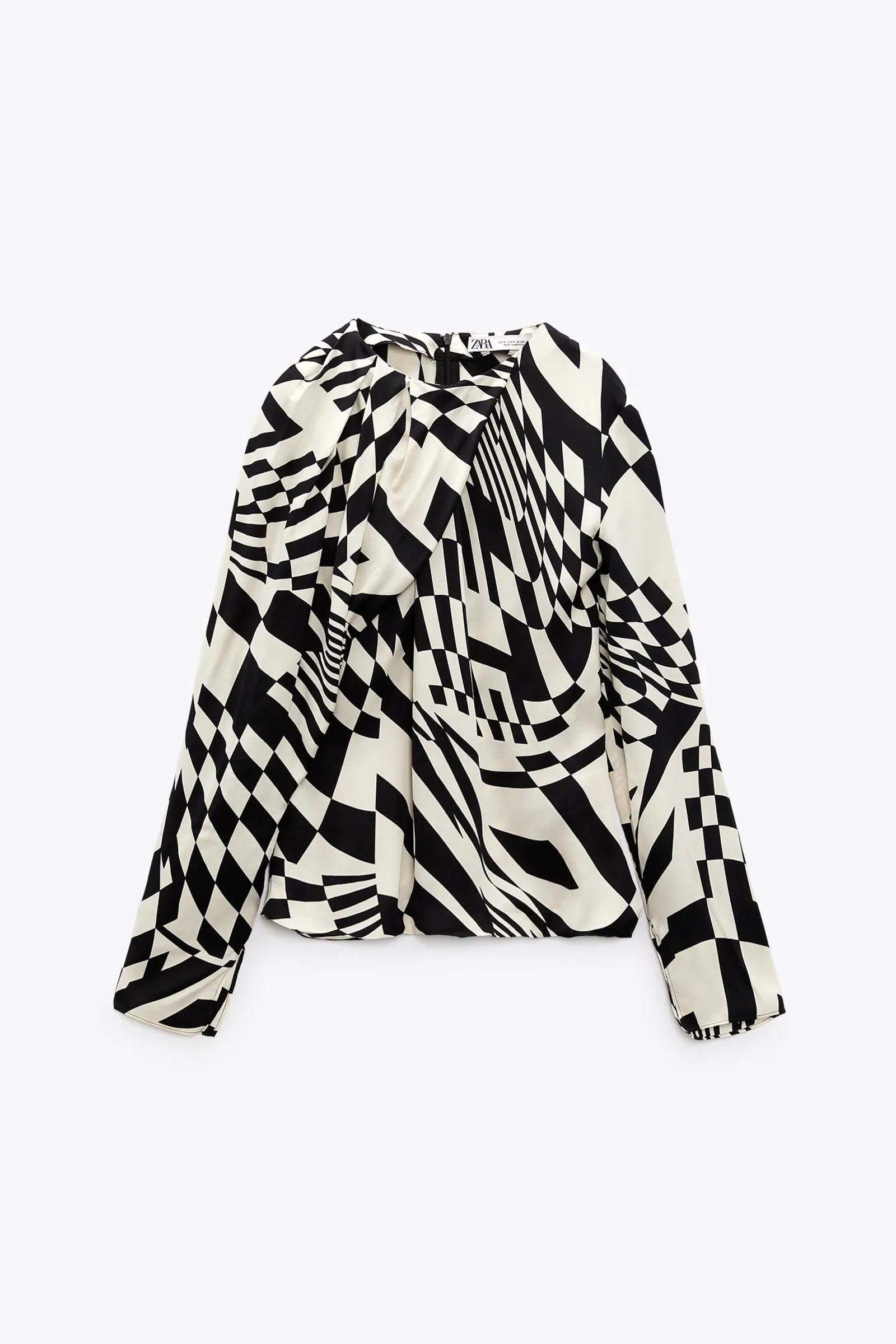 Blusa de Zara con estampado blanco y negro y pliegues.
