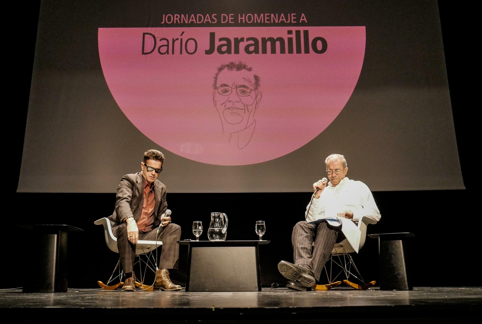 Santiago Auserón (izquierda) charla con el poeta (derecha) en el Centro Lorca.