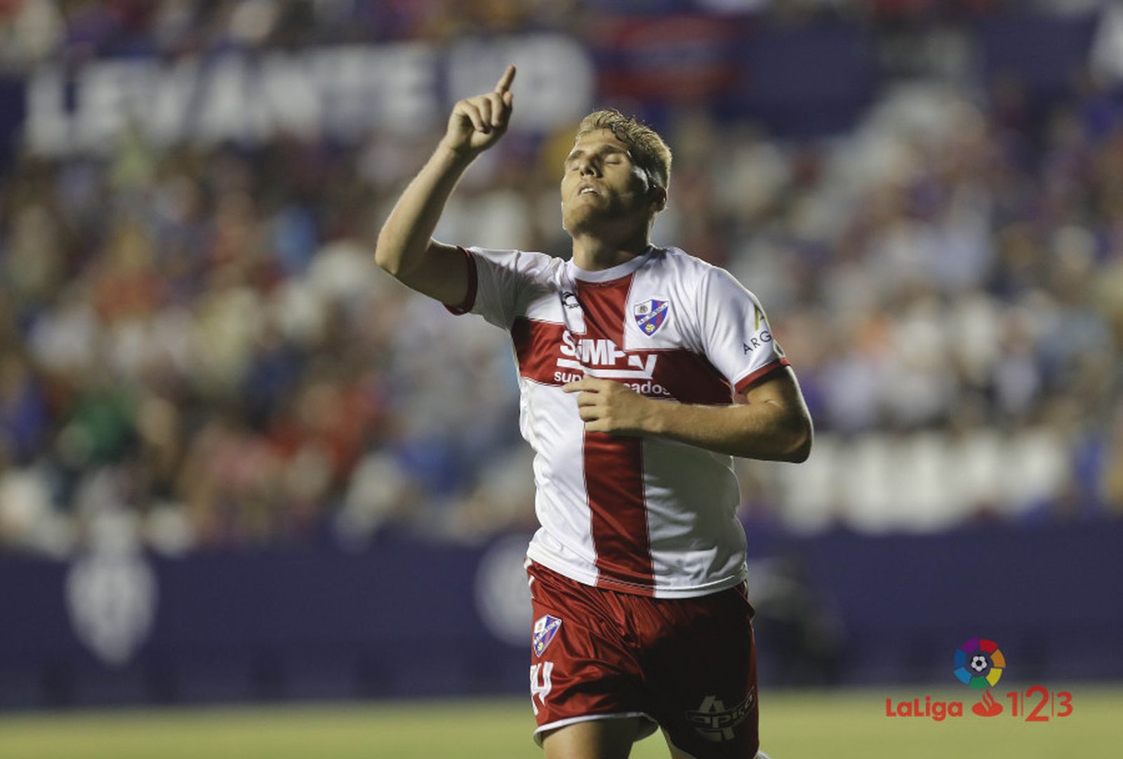 Samu Saiz celebra el 1-2 que dio la victoria al Huesca.