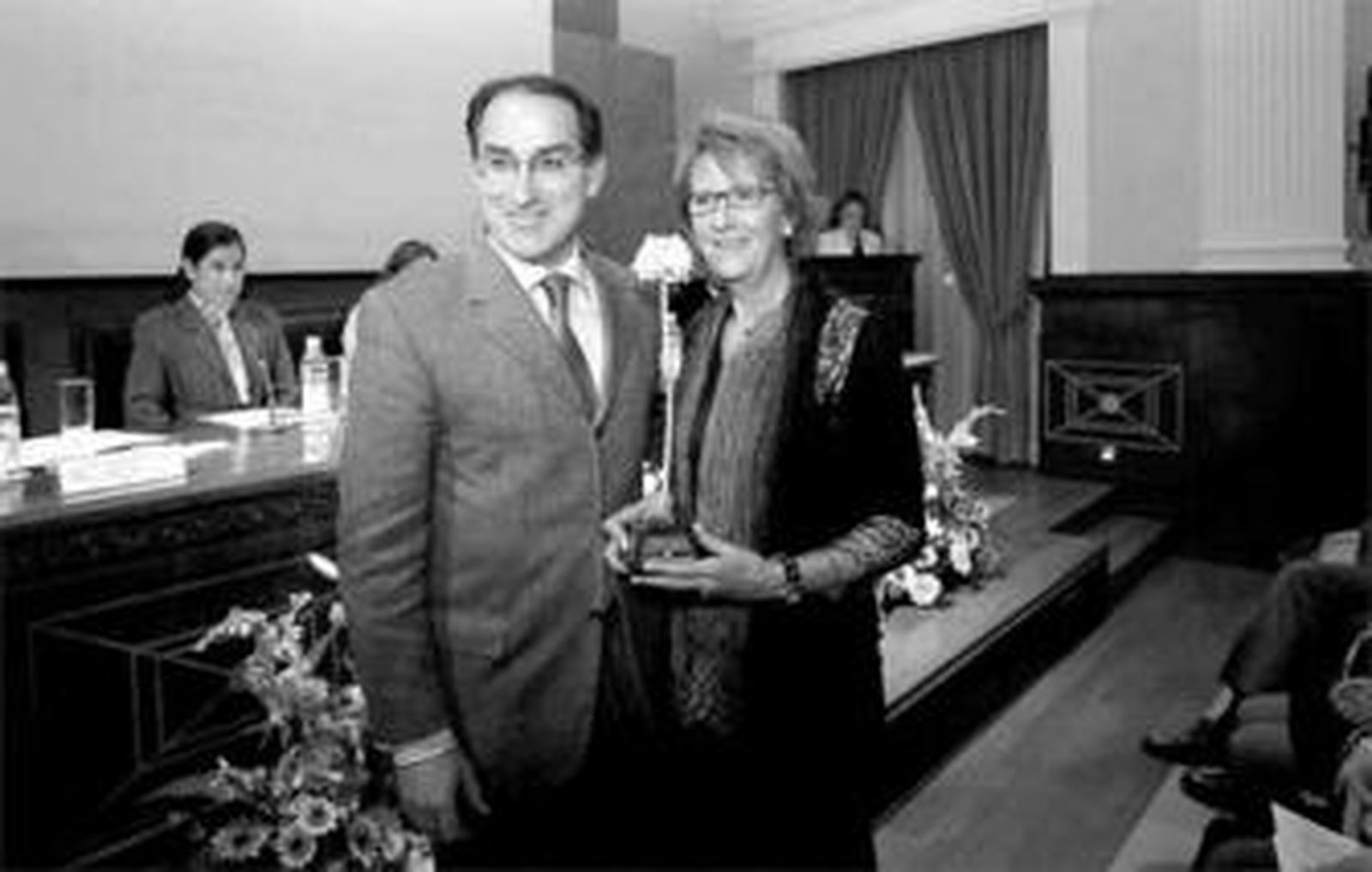 González de Lara, de la CEM, con la premiada Rosario Muela, consejera delegada de GDT.