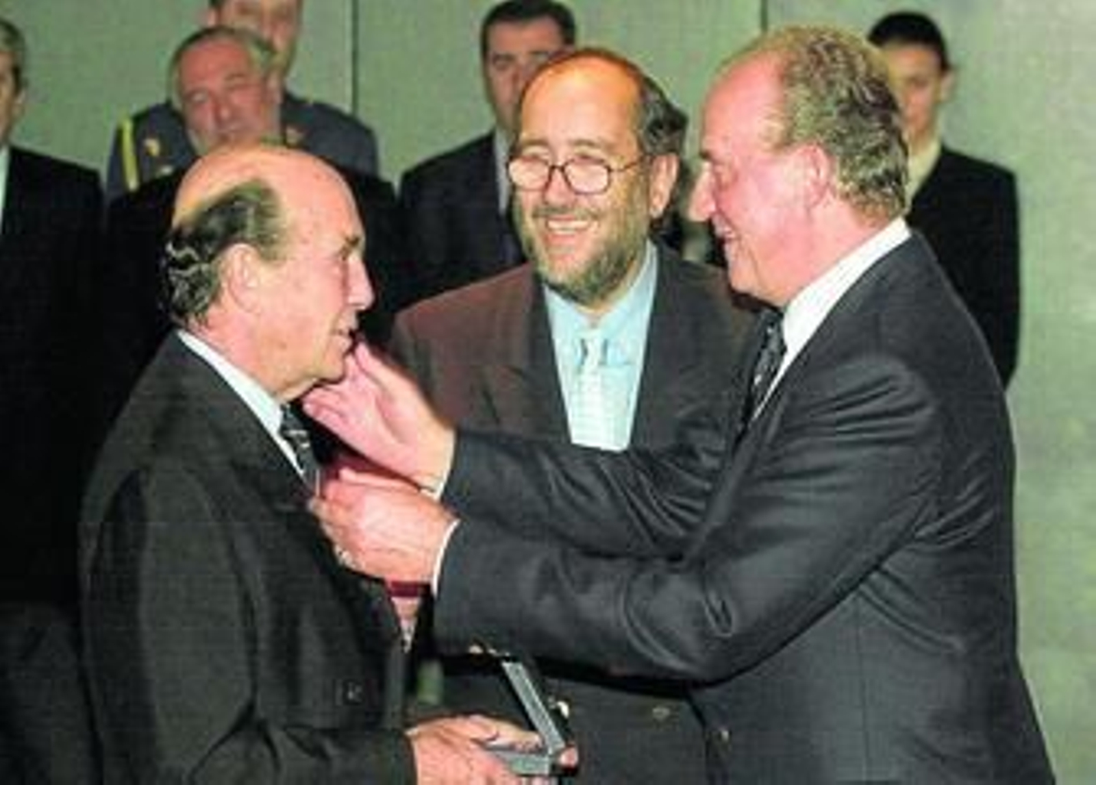 Gonzalo Fernández de Córdoba y Larios recibe un premio de manos de D. Juan Carlos.