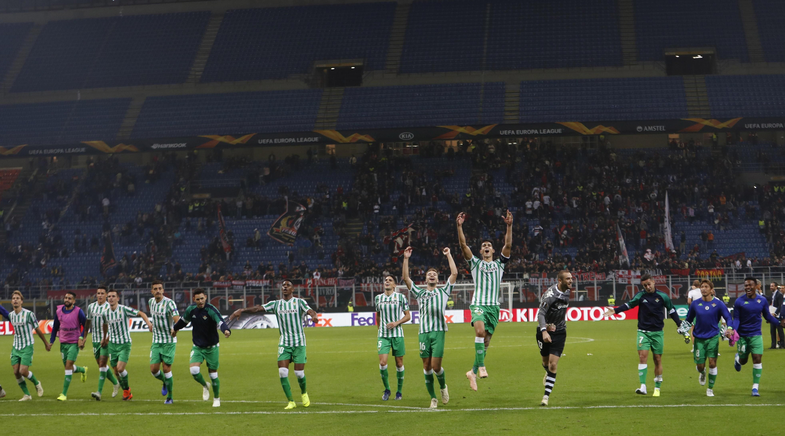 Los jugadores festejan el triunfo al final del partido.