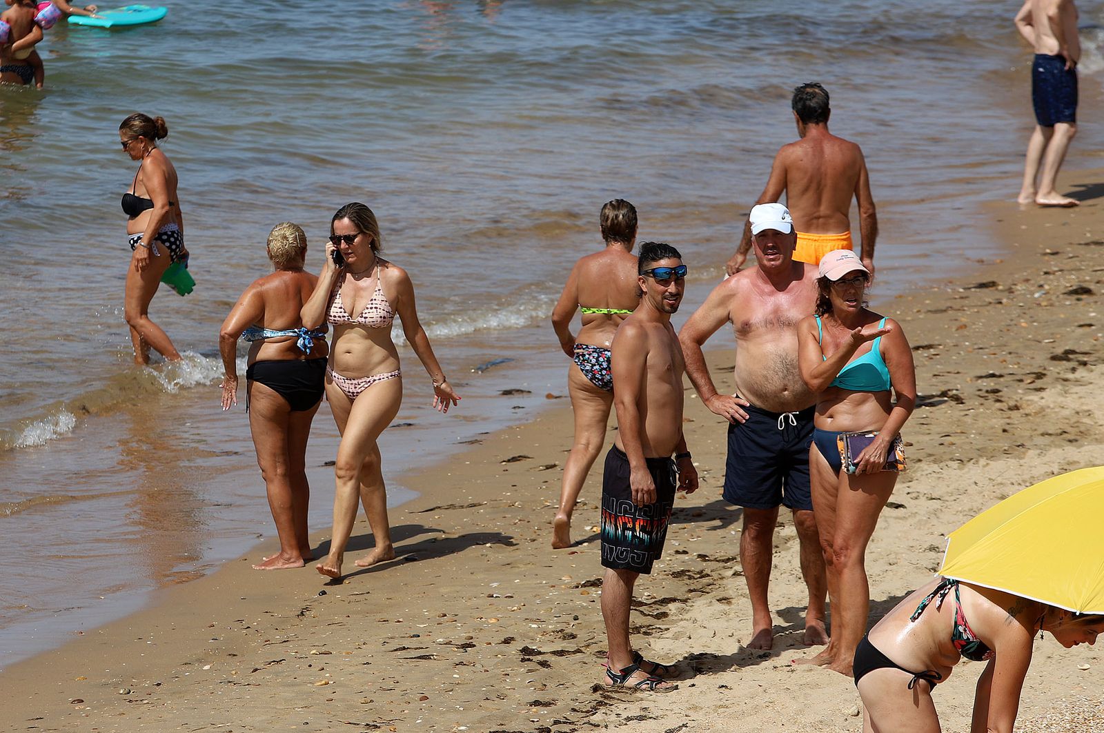 Imágenes del caluroso fin de semana en las playas de Huelva