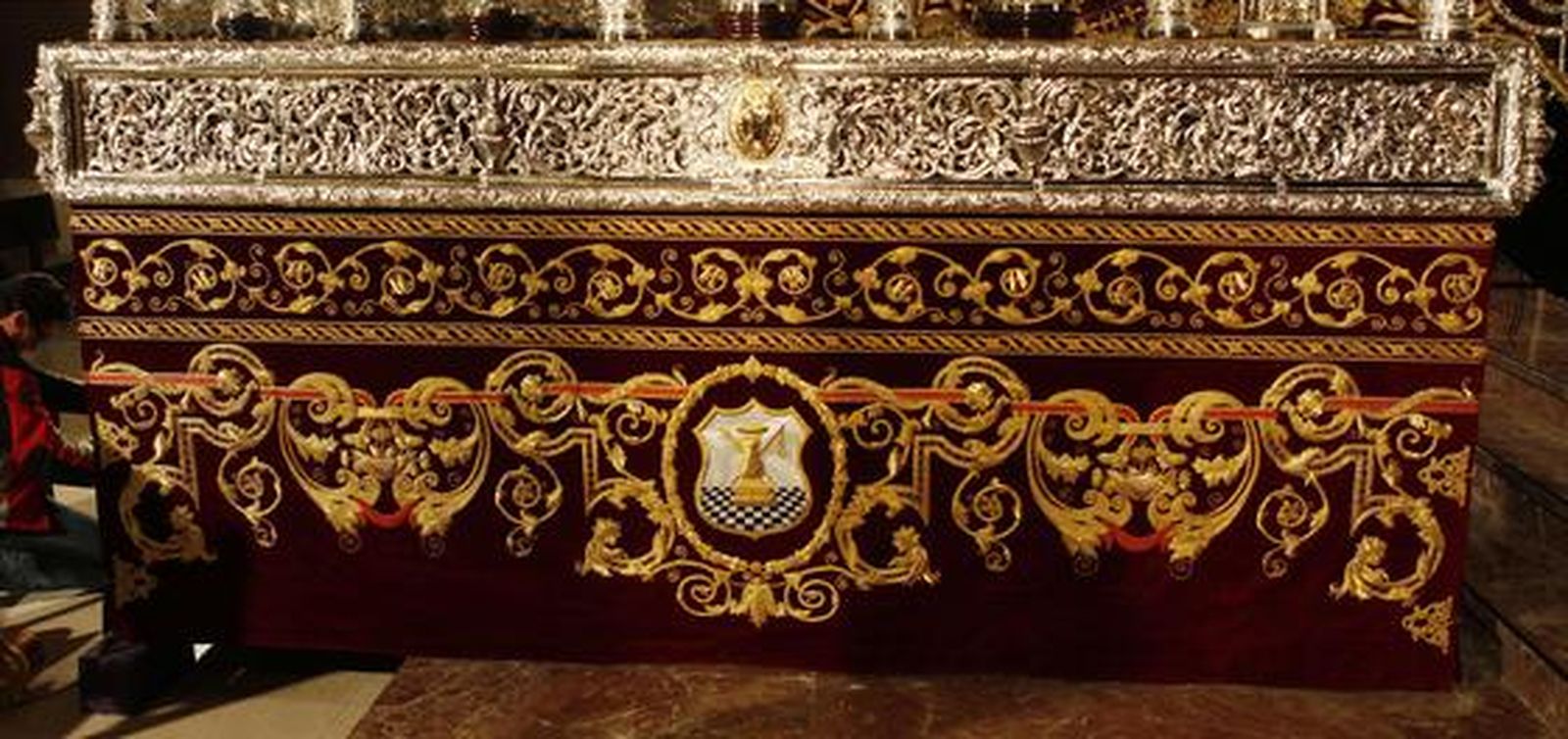 Las hermandades de las Cigarreras presentó la restauración de los bordados de su paso de palio y el nuevo techo, réplica del anterior. 

Foto: Jose Angel Garcia