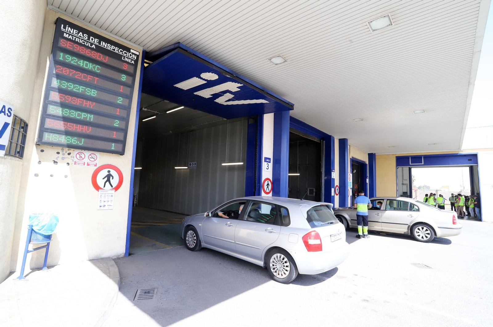 Imágenes de la Estación de Inspección Técnica de Vehículos (ITV) tras la visita de Bella Verano y Francisco José Delgado,  director general de Veiasa