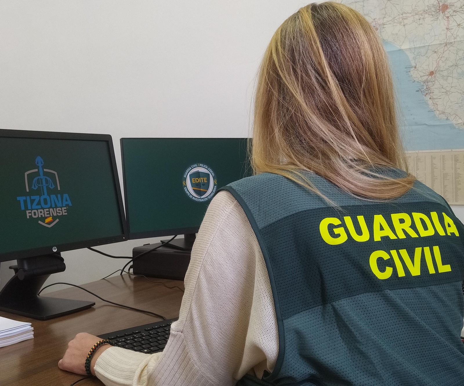 Una agente del Equipo de Investigación Tecnológica (Edite) de la Guardia Civil de Córdoba