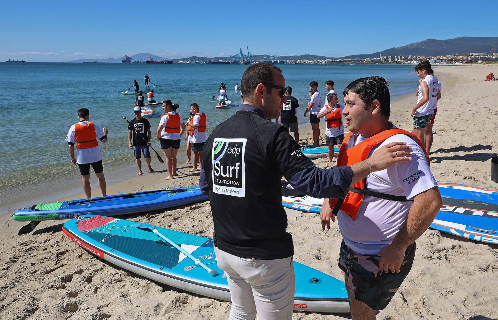Fotos de la jornada de paddel surf inclusivo de EDP en Palmones