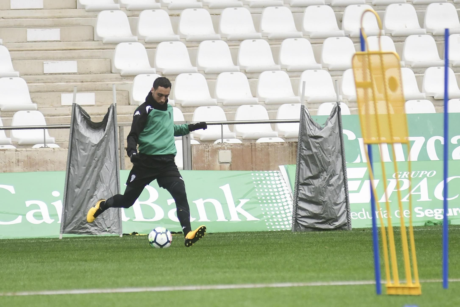 Aguza, en un entrenamiento con el Córdoba.